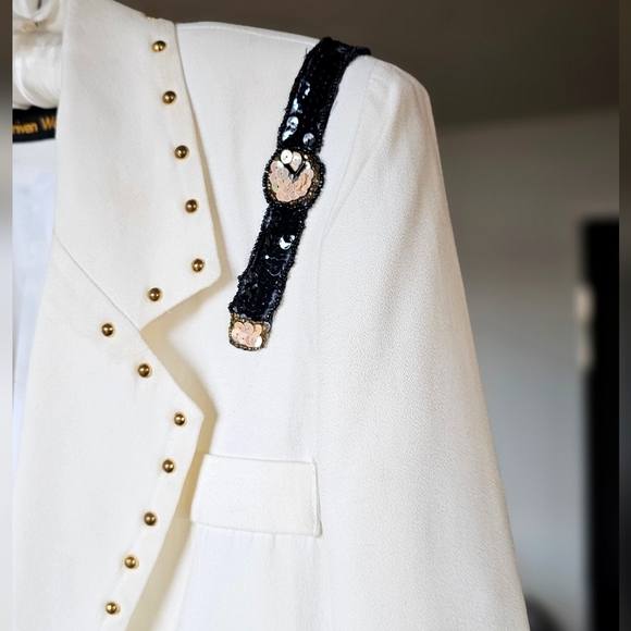 Vintage 90s Chanel-Inspired White Blazer - Picture 4 of 10